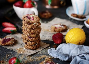 Biscotti integrali con nocciole e fragole