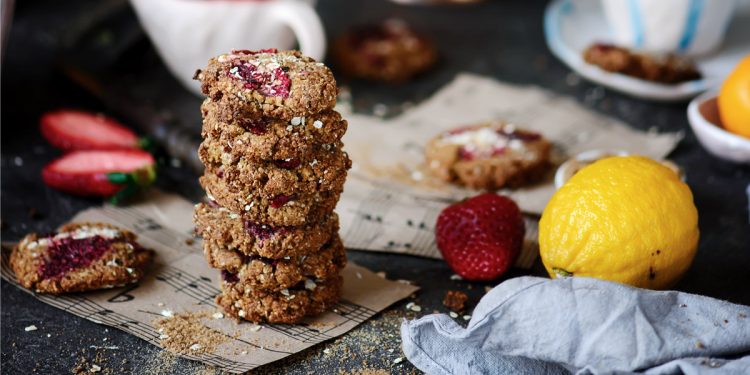 Biscotti integrali con nocciole e fragole