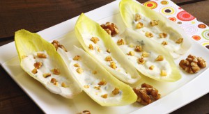 Indivia con salsa di yogurt e soia