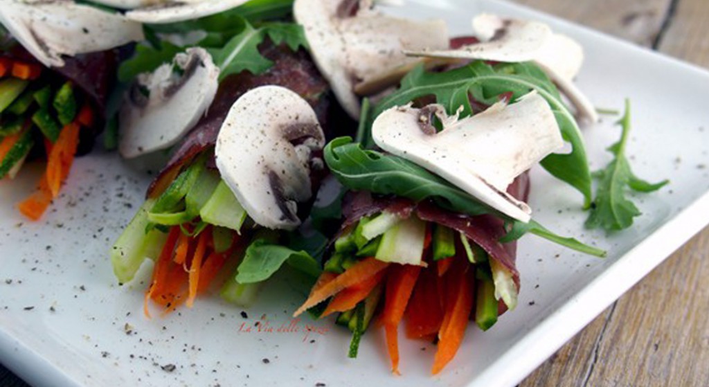la ricetta per fare gli involtini di bresaola e carpaccio