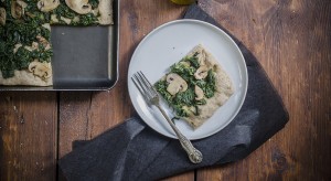 Pizza integrale con spinaci e funghi