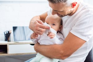 Raffreddore nel neonato e nei bambini: cos’è, sintomi, cause, quando chiamare il pediatra, cure e rimedi