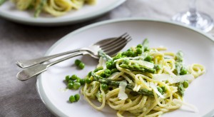 Spaghetti con asparagi, zafferano e piselli: un primo piatto saporito