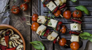 Spiedini di verdure e tofu con patè di olive