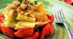 Tagliatelle fatte in casa con baccalà e pomodori confit
