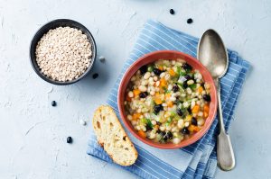 Zuppa di cereali e fagioli: un comfort food energetico e saporito