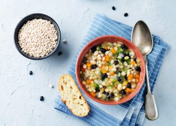 Zuppa di cereali e fagioli, un comfort food energetico e saporito