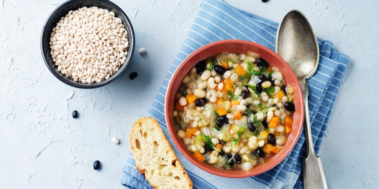 Zuppa di cereali e fagioli, un comfort food energetico e saporito