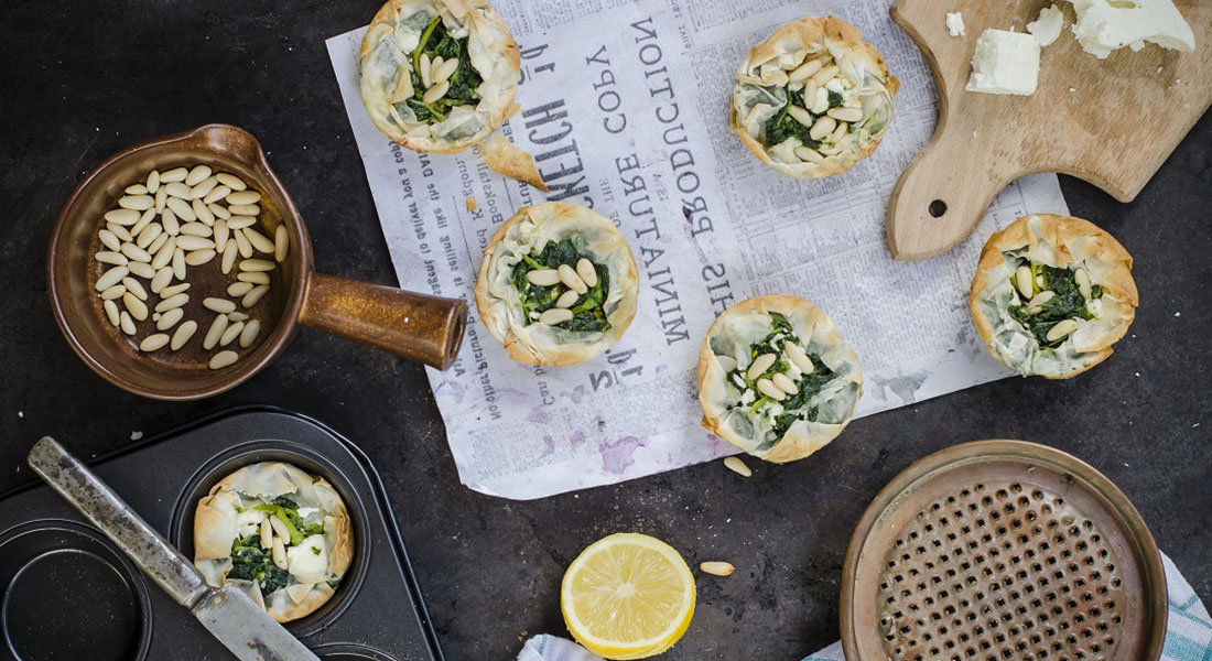 La ricetta dei tortini di spinaci con feta e pinoli