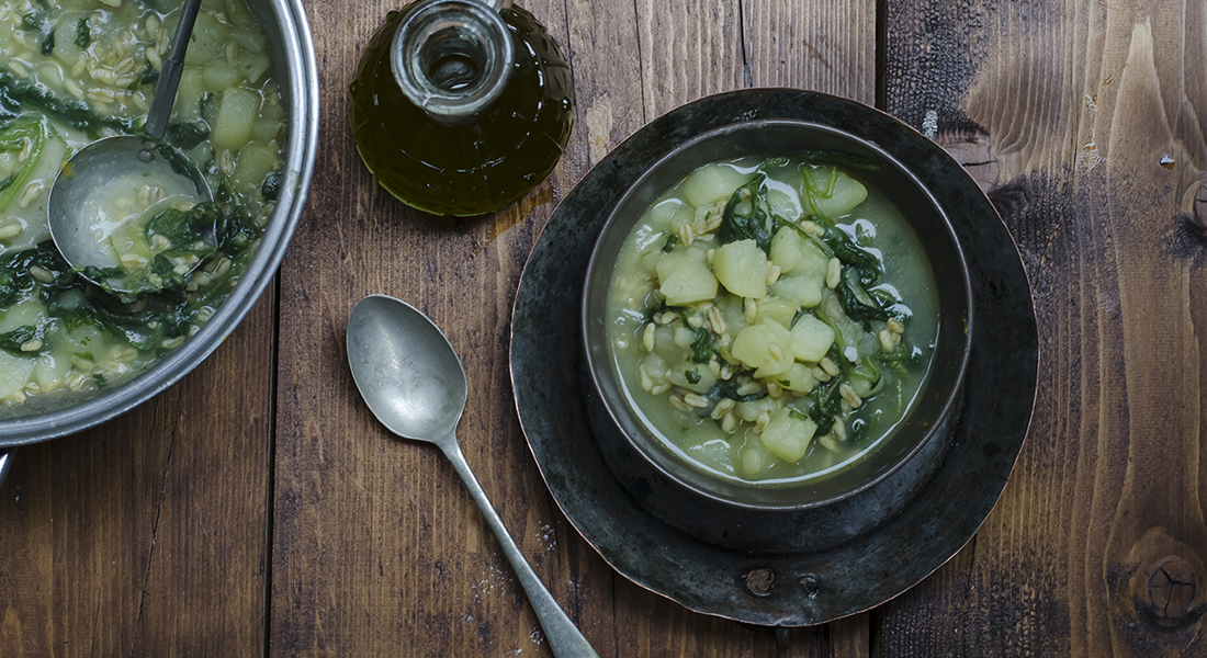 la ricetta della zuppa di patate, bietole e kamut