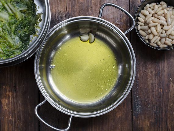 preparazione la zuppa di scarola e fagioli