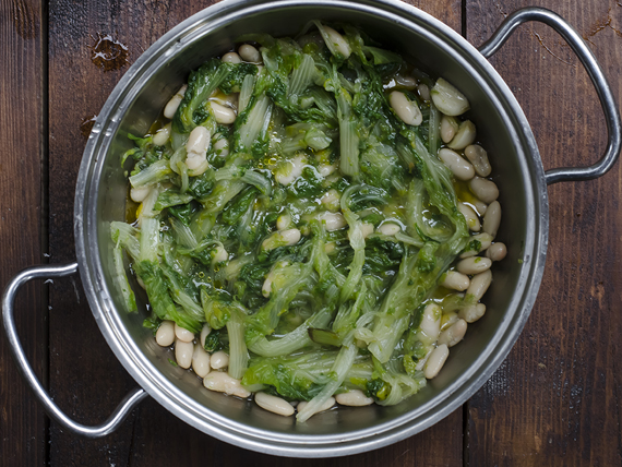 preparazione la zuppa di scarola e fagioli