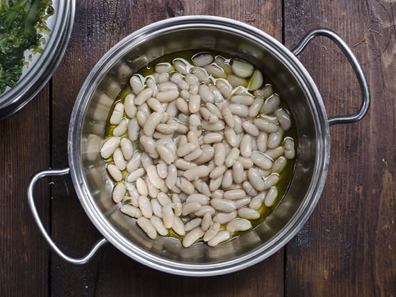 preparazione la zuppa di scarola e fagioli