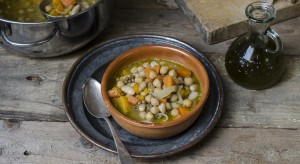 Zuppa di legumi, carote e zucca