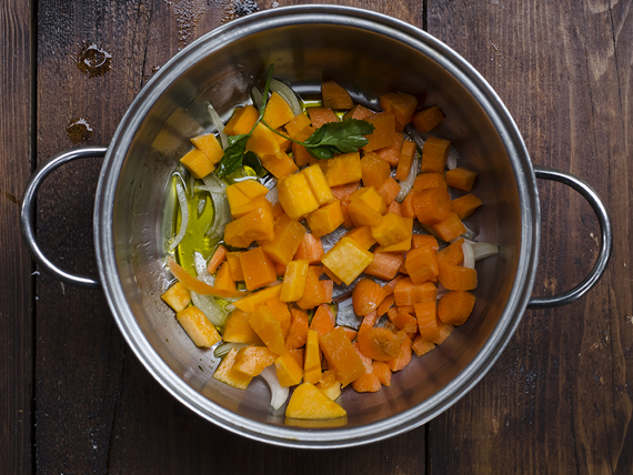 preparazione della zuppa di zucca, carote e legumi