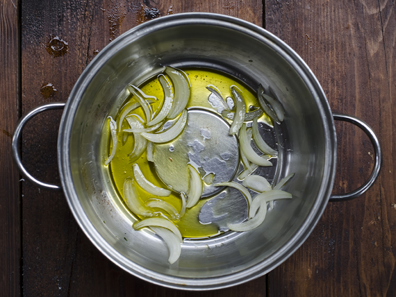 preparazione della zuppa di zucca, carote e legumi