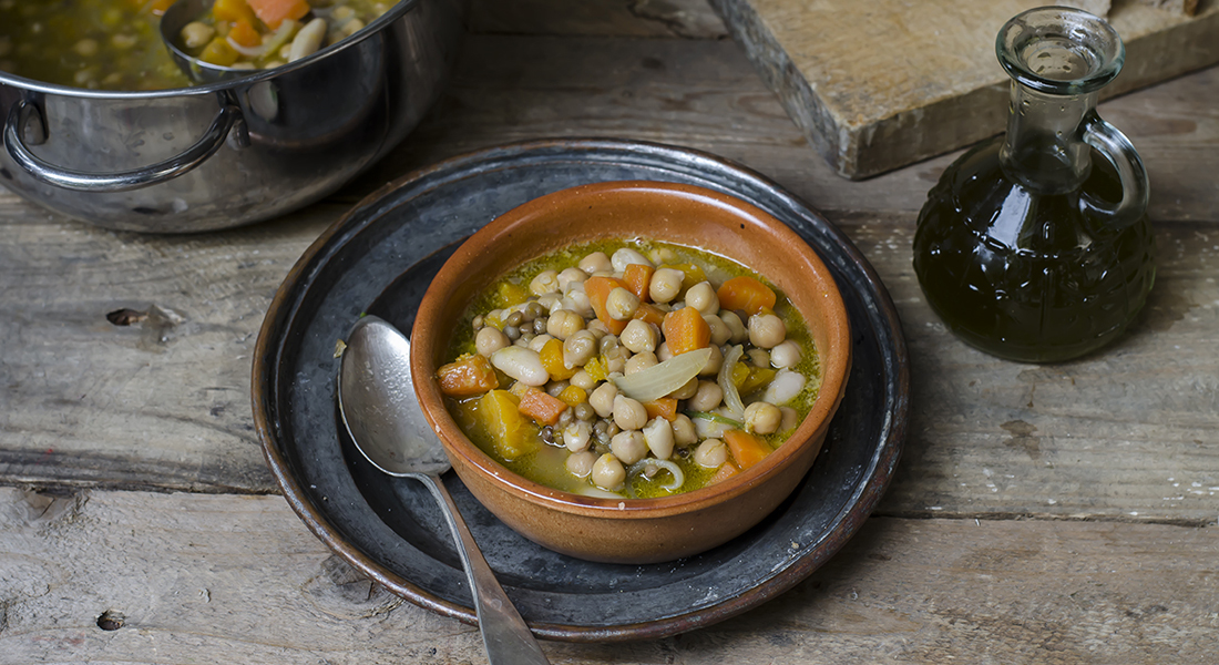 minestre e zuppe: zuppa di legumi, carote e zucca