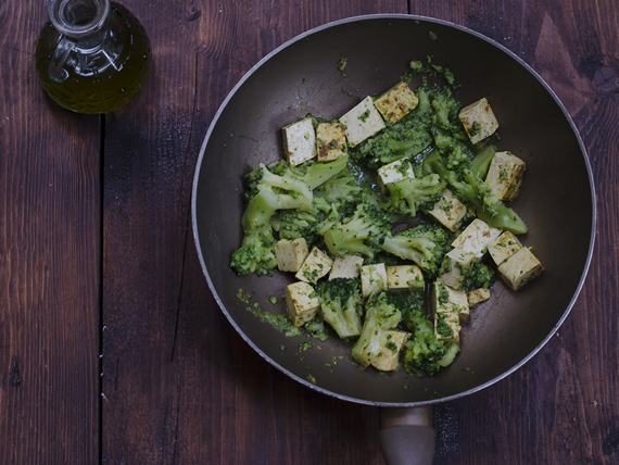 preparazione broccoli e tofu al curry piccante