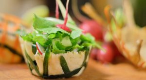 Cestini di bucce riciclate con insalata di foglie di ravanello