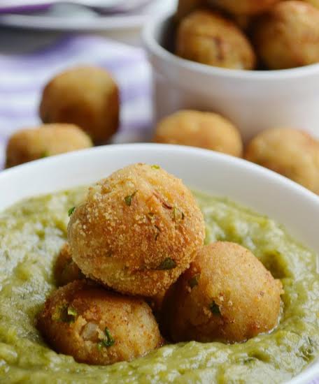 Riciclo in cucina. Vellutata di scarola con polpette croccanti di pane provola e alici