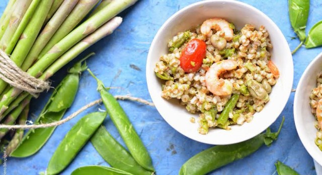 insalata di farro, fave, piselli, gamberi e zenzero