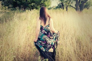 Rotolini sulla schiena? Ecco 8 look per nasconderli