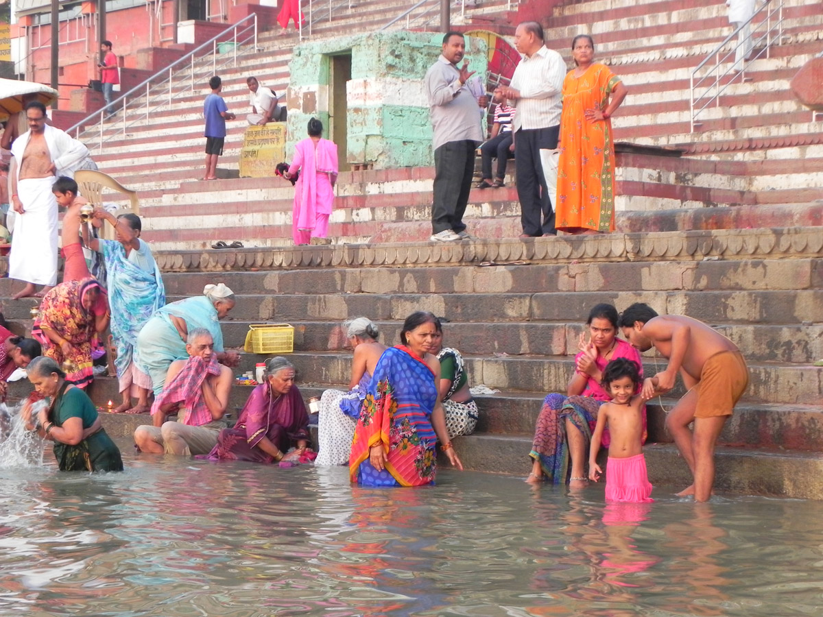 Bagni sul Gange a Varanasi