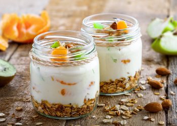 Bicchierini con yogurt e frutta fresca