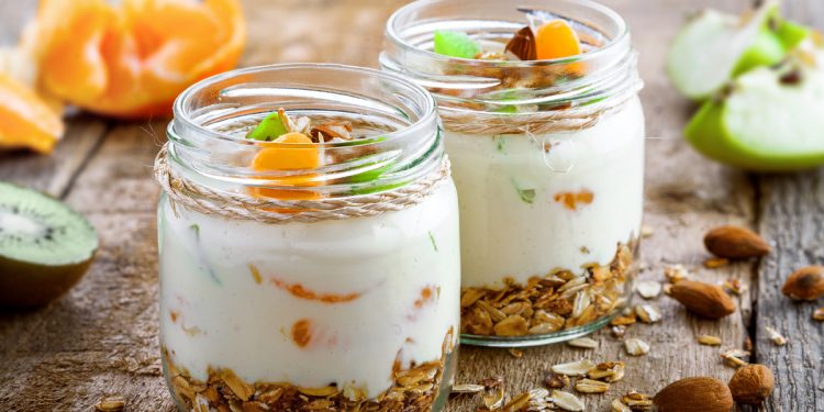 Bicchierini con yogurt e frutta fresca