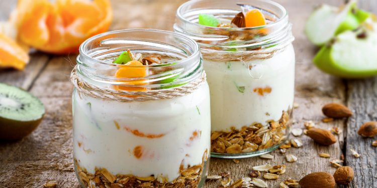 Bicchierini con yogurt e frutta fresca, un dessert leggero e gustoso