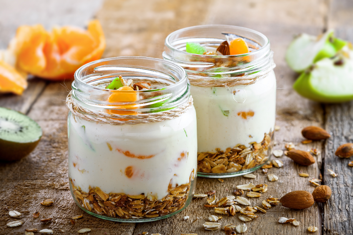 bicchierini con yogurt e frutta fresca