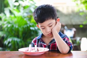 In estate tuo figlio mangia meno? Scopri i cibi amici del caldo