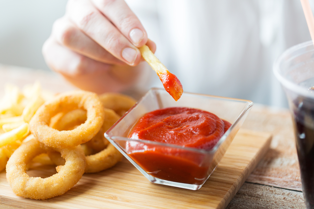 Mangiare in modo sregolato è una delle cause di pancia gonfia e grasso addominale