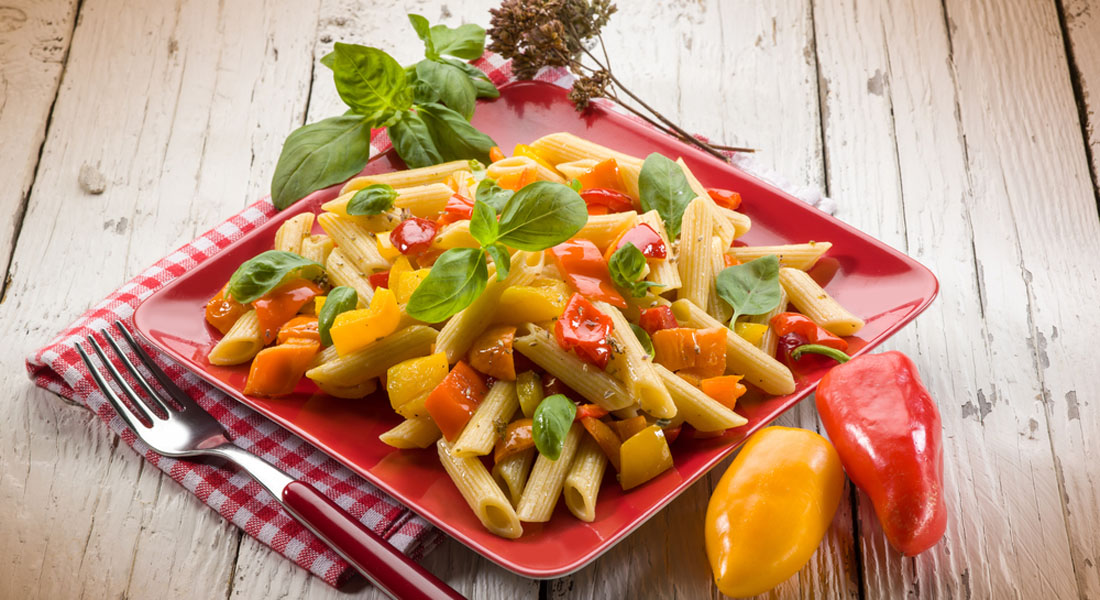 ricette con peperoni insalata di penne di kamut con tonno e peperoni