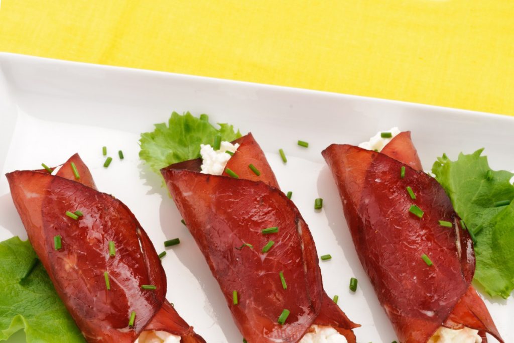 Involtini di carpaccio, un secondo fresco e veloce da preparare 4 involtini di carpaccio