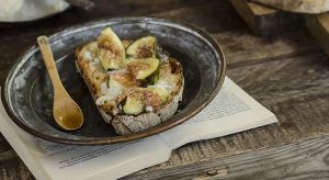 Bruschetta con gorgonzola, fichi e sciroppo d’acero