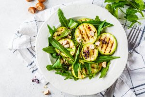 Insalata di zucchine, rucola e pecorino: una ricetta leggera e nutriente