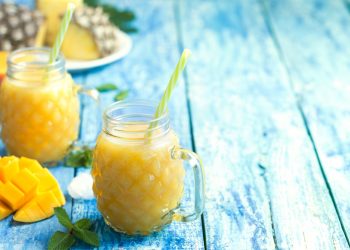 smoothie di ananas e zenzero per drenare