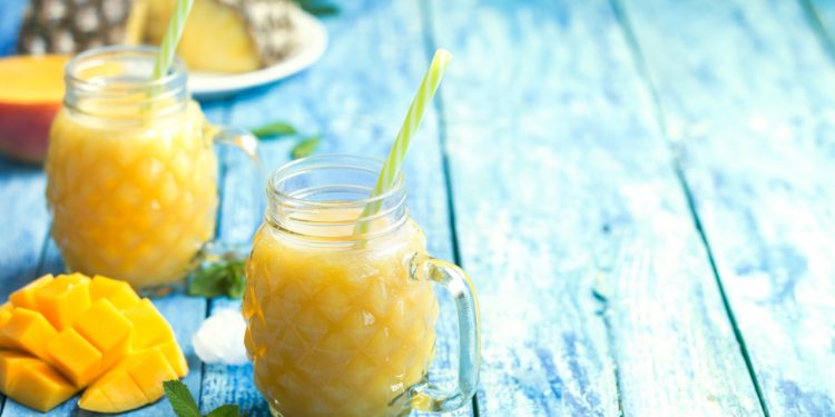 smoothie di ananas e zenzero per drenare