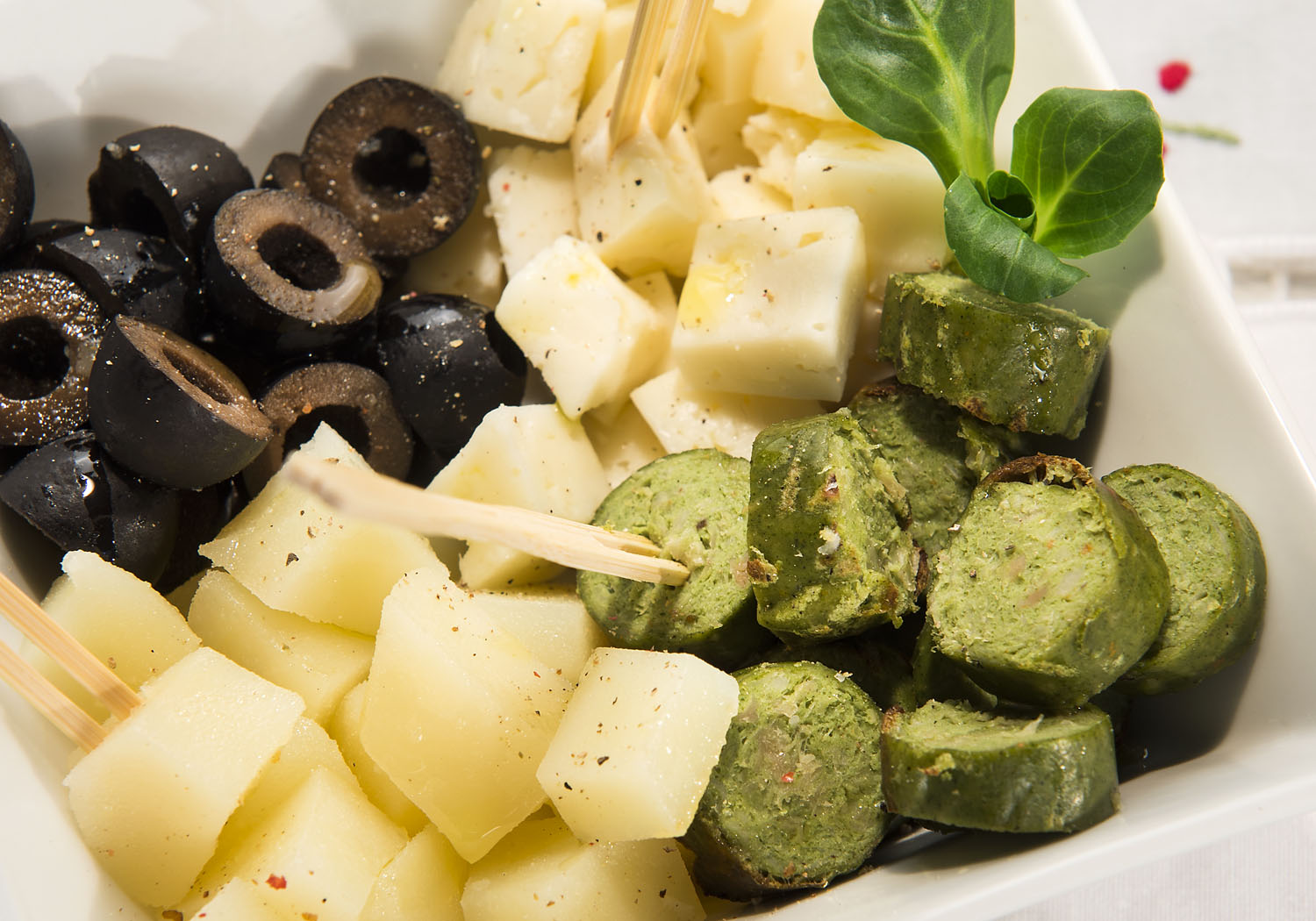 Menu vegetariano con insalata di wurstel di verdure, formaggio e olive