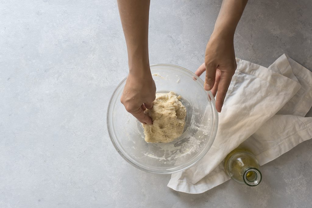 Impasta la pasta brisè, ottima base per dolci