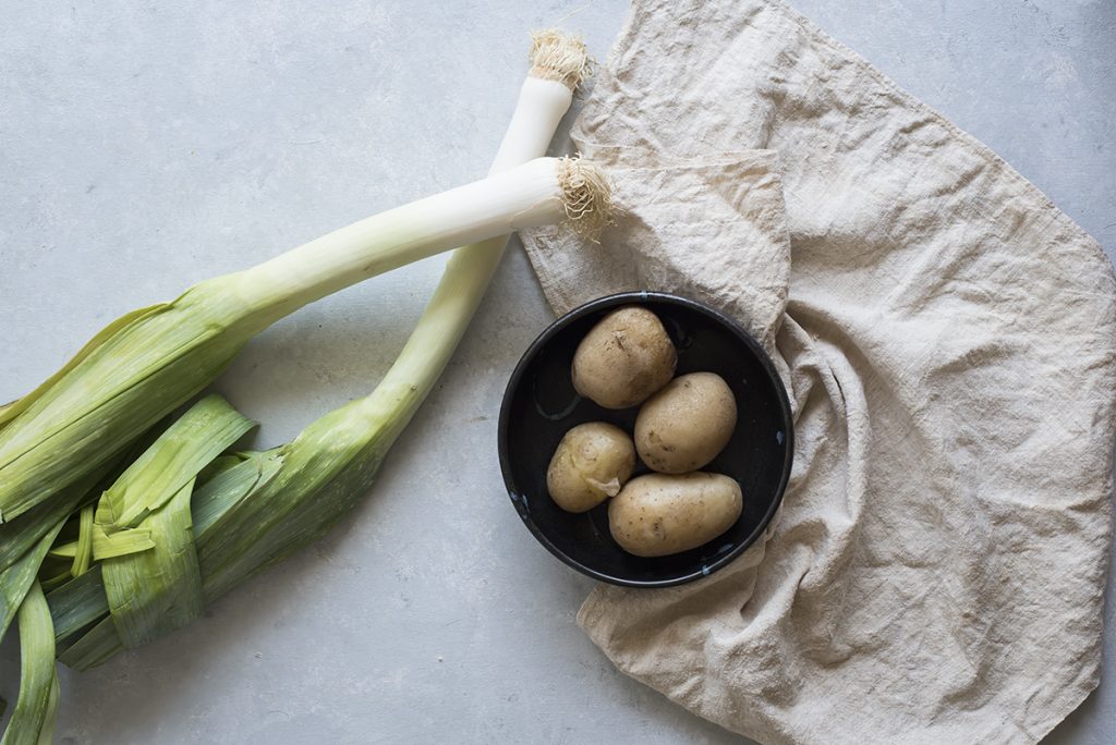 Lessa le patate per preparare la quiche di porri