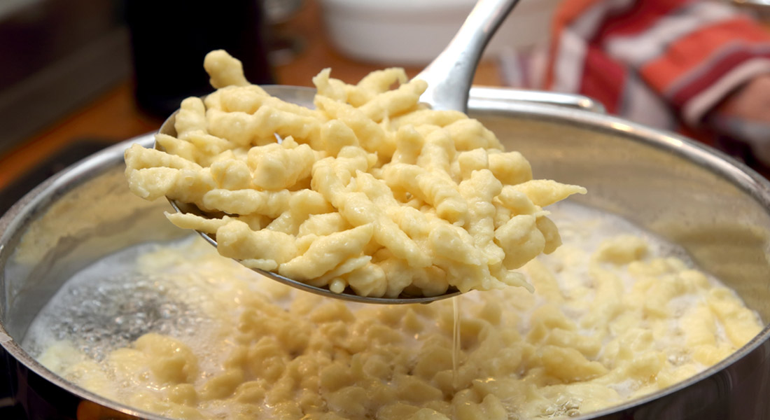 spaetzle di farro con funghi, noci e proscutto