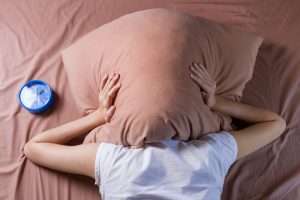 Gli alimenti che rovinano il sonno