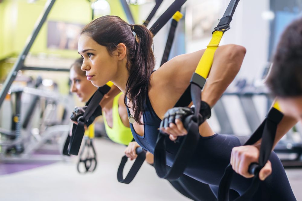 TRX, i benefici e il programma di allenamento per lui e lei