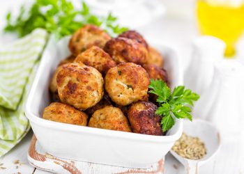 teglia bianca con polpette e prezzemolo