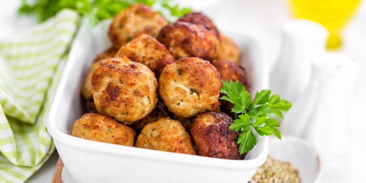 teglia bianca con polpette e prezzemolo