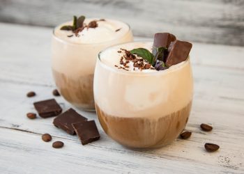 due bicchieri con Parfait al cappuccino e scaglie di cioccolato