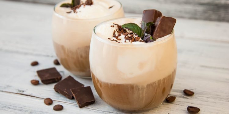 due bicchieri con Parfait al cappuccino e scaglie di cioccolato