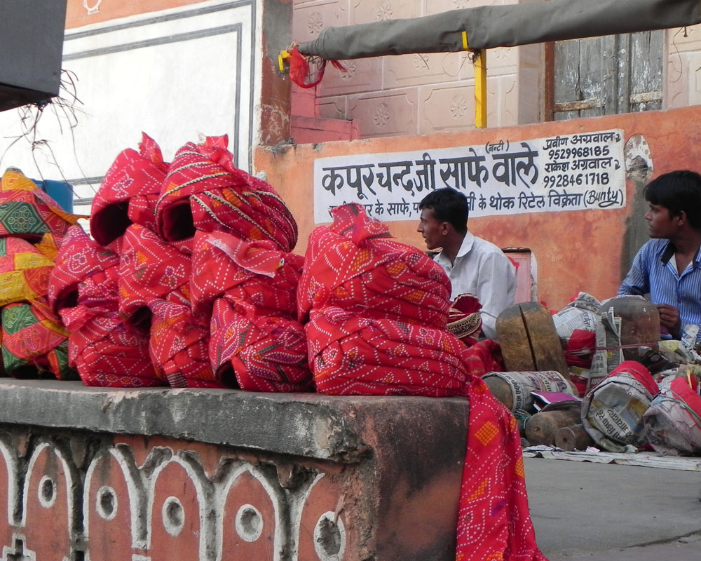 Artigiani realizzano turbanti a Jaipur